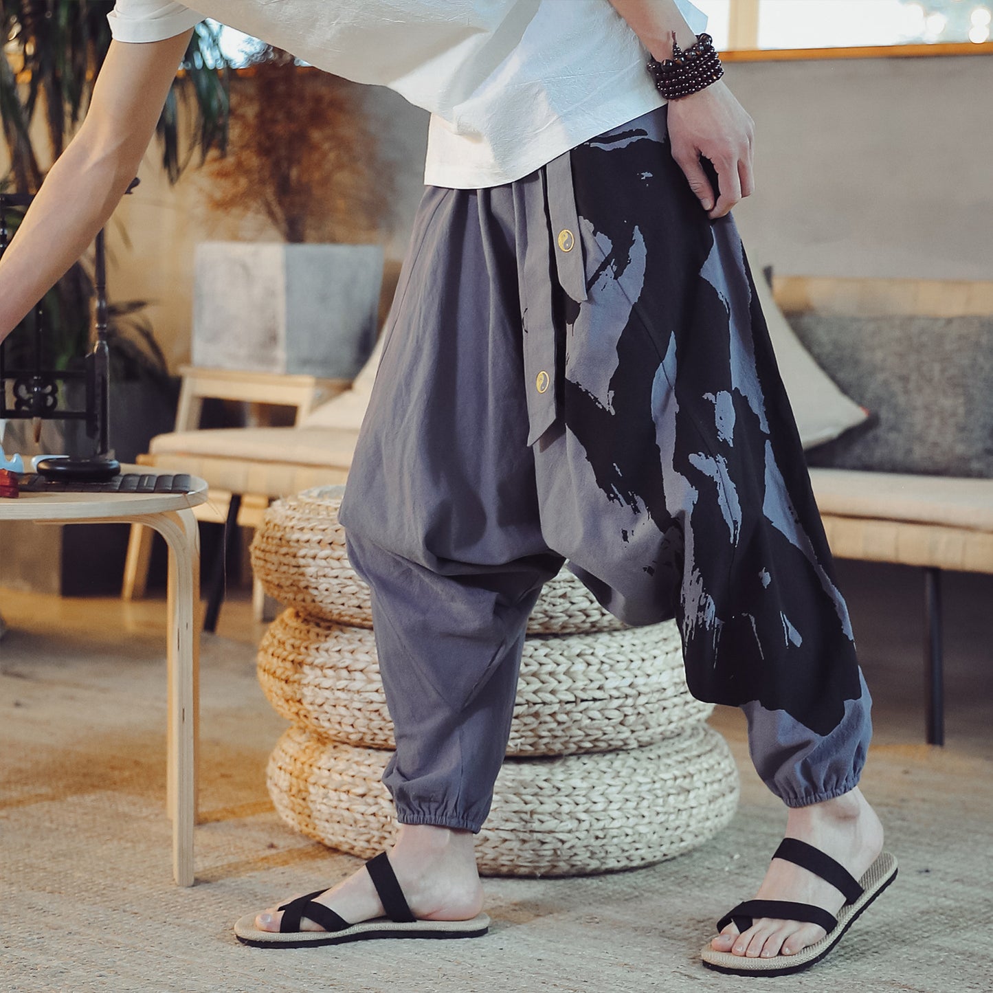 Pantalon court ample avec pieds bouquet homme