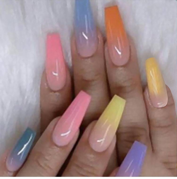 Ongles de ballet longs avec des gouttelettes d'eau plates et pointues