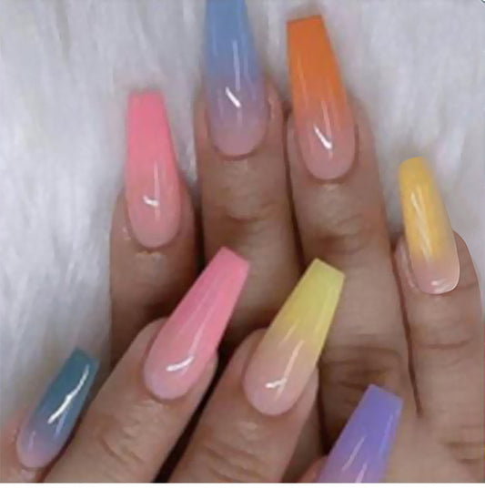 Ongles de ballet longs avec des gouttelettes d'eau plates et pointues