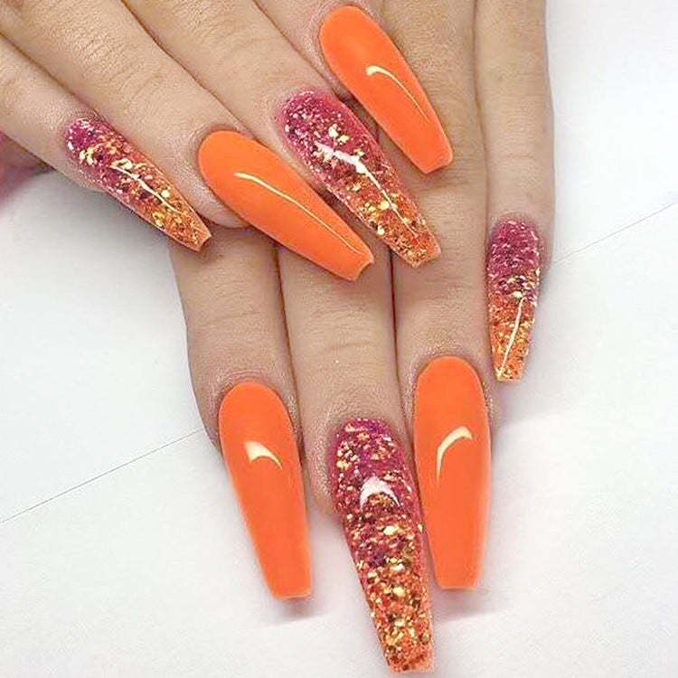 Ongles de ballet longs avec des gouttelettes d'eau plates et pointues