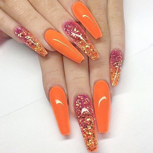 Ongles de ballet longs avec des gouttelettes d'eau plates et pointues