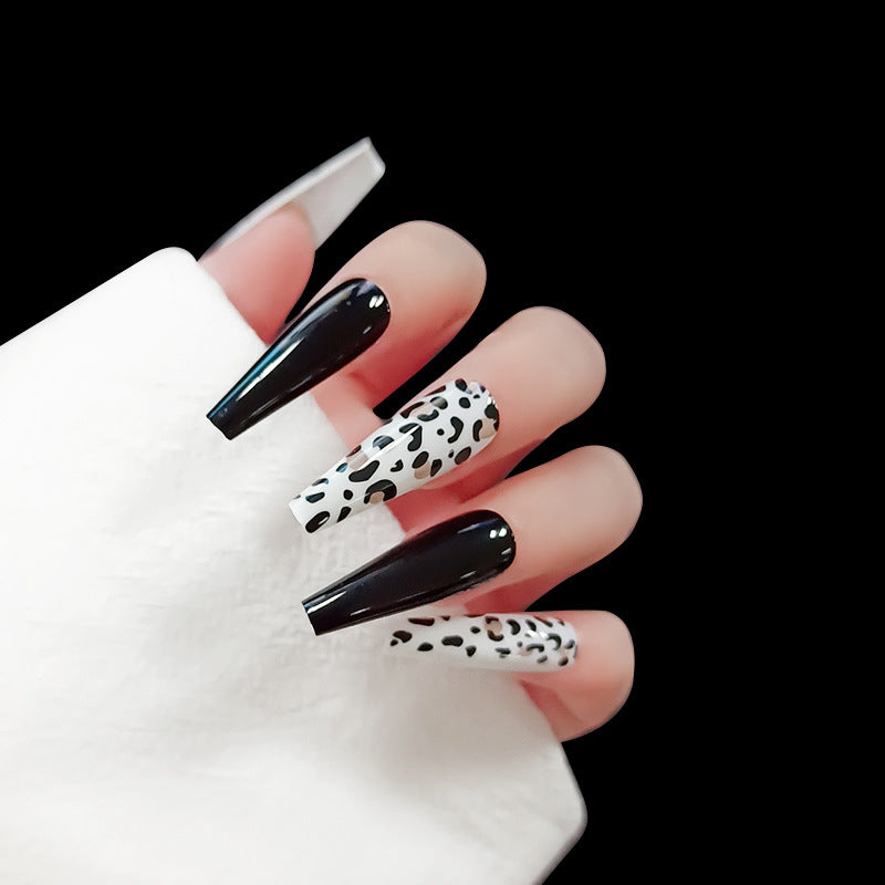 Ongles de ballet longs avec des gouttelettes d'eau plates et pointues