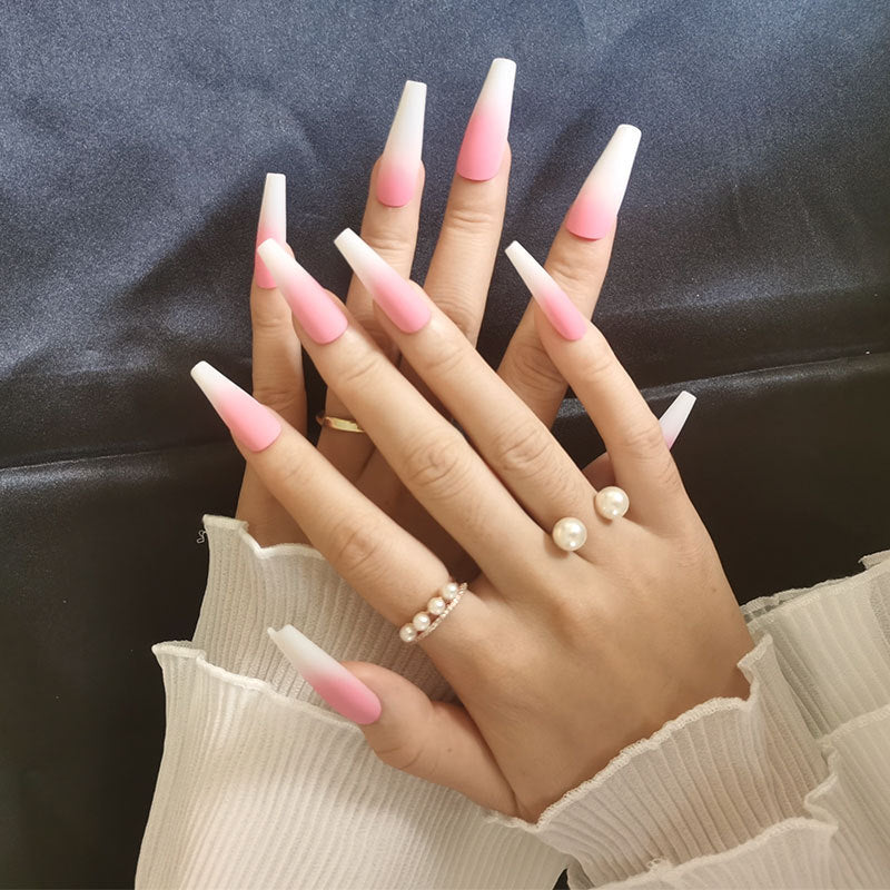 Ongles de ballet longs avec des gouttelettes d'eau plates et pointues
