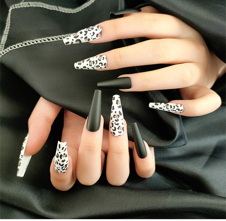 Ongles de ballet longs avec des gouttelettes d'eau plates et pointues